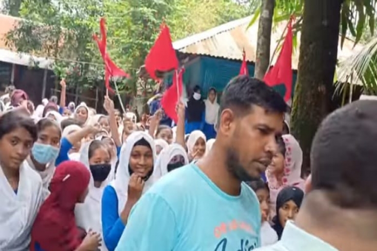  সহপাঠীদের বিক্ষোভে কিশোরীর বিবাহ বন্ধ  